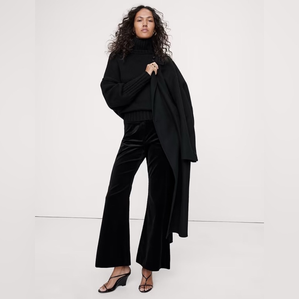 NWT! Banana Republic Black Mid-Rise Flare Velvet Pant - Size 4 🖤